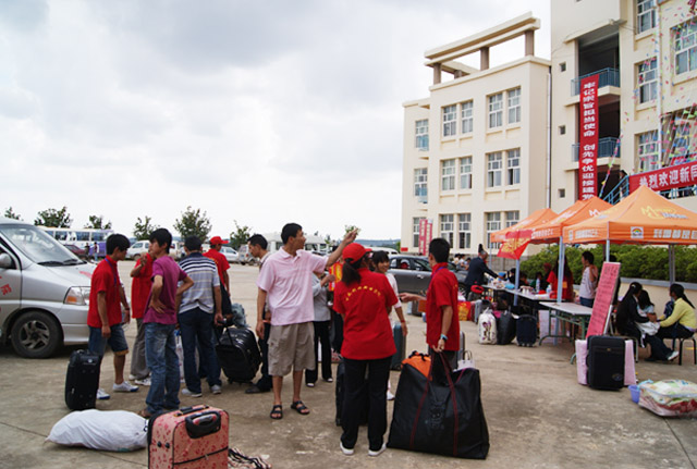 新兴大二学子们迎接新生