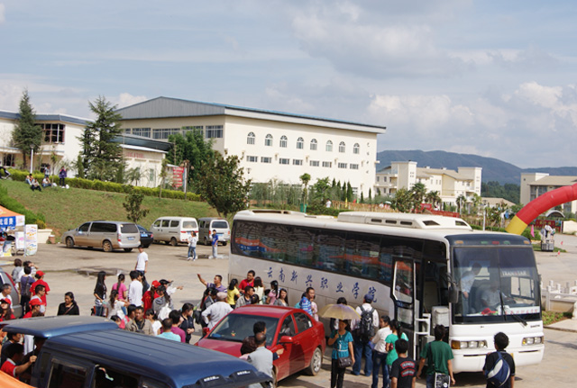 学院大巴车接新生到学院