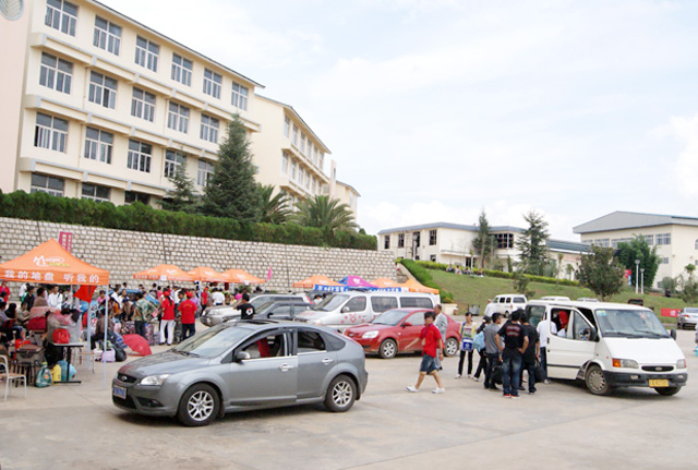 热闹的报到现场